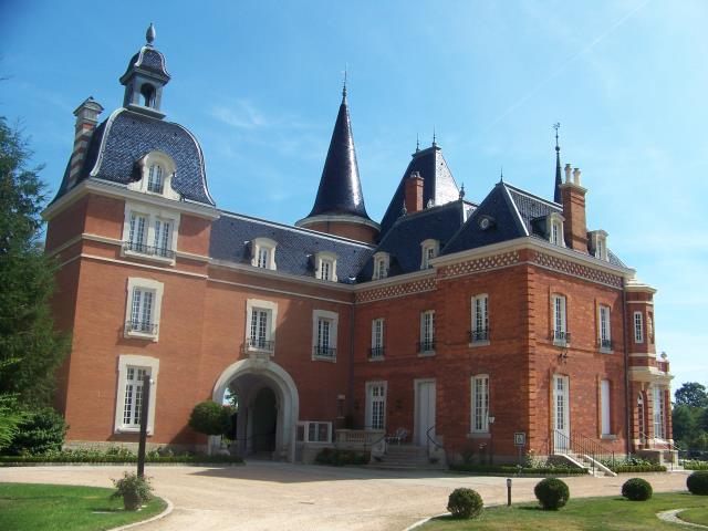 Avec ses briques rouges et sa toiture en tuiles vernissées, le château arbore une architecture typique de la Dombes.