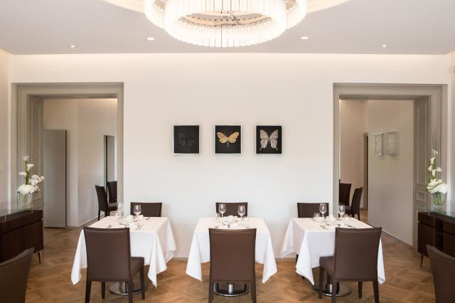Sur les murs du restaurant du Château Hochberg, les papillons imaginés par l'artiste Damien Hirst et Lalique.