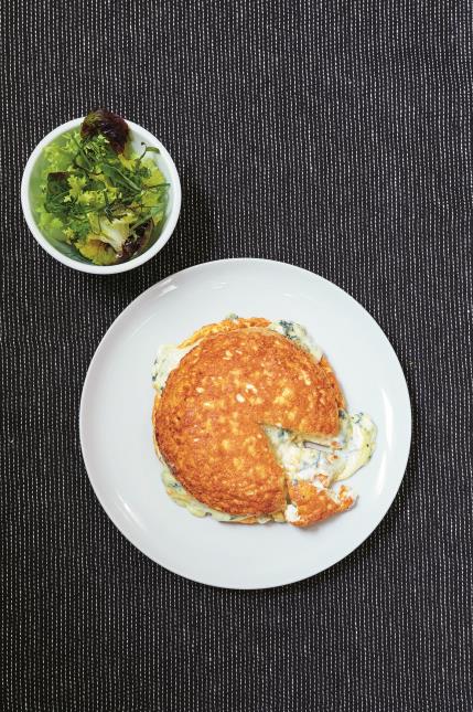 Omelette plate et soufflée à la fourme