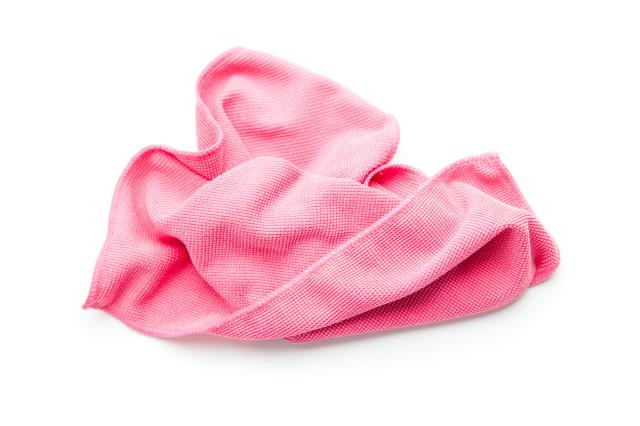 Le plus économique pour laver un plan de travail est d'utiliser des lavettes sur lesquels on pulvérise un produit détergent-désinfectant.