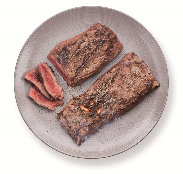 La pièce de viande au centre de l'assiette et le thym fumant dans le nouvel Hippo, Paris