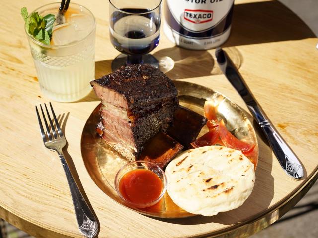 Assiette chez Paris Texas autour de la viande fumée au barbecue, Paris Xe