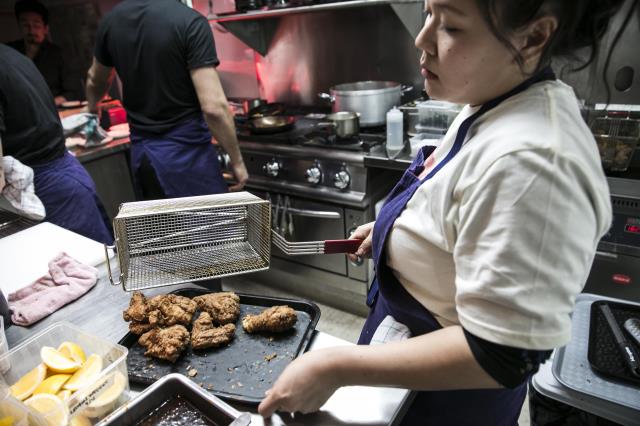 Chez Hero, la carte voue un culte au yangnyeom, poulet pané frit à la coréenne