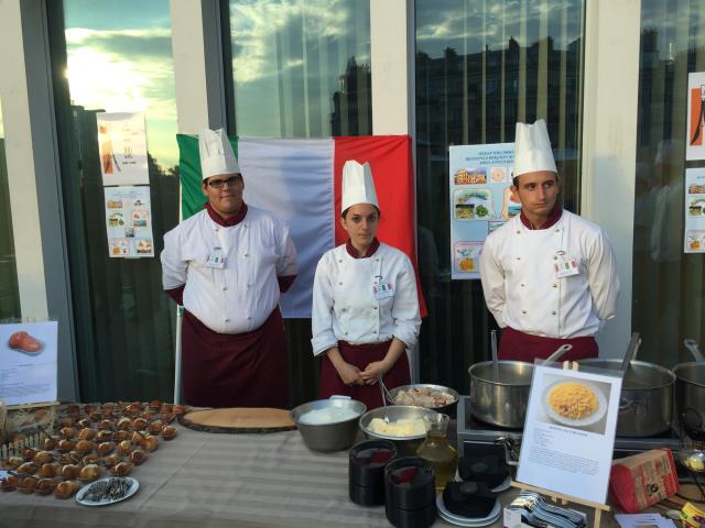 La délégation italienne se préparant pour la préparation d'un risotto