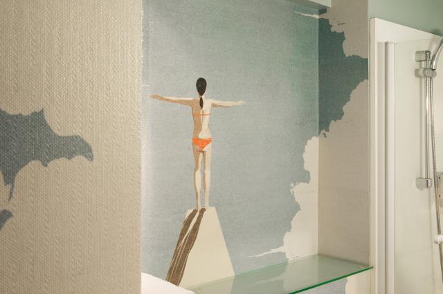 Du papier peint résistant à l'eau a été posé dans chaque salle de bains rénovée.
