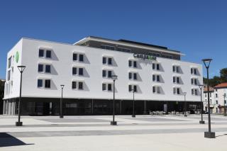 Au rez-de-chaussée de l'hôtel, à gauche, deux franchises de restauration devraient ouvrir en...