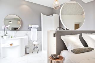 L'agence PH2B a fait fabriquer pour l'hôtel (par Eal C'Design) les têtes de lit, cabines de douche...