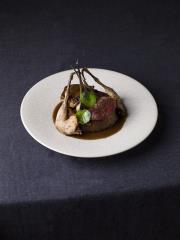 Bécasse rôtie, pain perdu, potée de chou et jus d'entrailles.