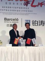 Signature du contrat entre Raul Gonzalez, directeur général de Barceló, et Alex Zheng, p.-d.g. de...