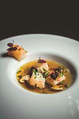 Langoustine royale, cébette, gingembre et coriandre, bouillon des pinces infusé à la citronnelle
