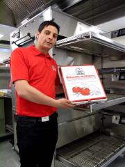 Hassan Bouanaka est le français qui implante Papa John's en France.