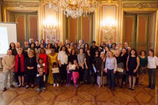 Entourées de leur famille et des chefs qui les ont formées, les nouvelles diplômées sont honorées...