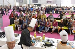 Les démonstrations du Carrefour des métiers de bouche et de la gastronomie devant le public, Niort