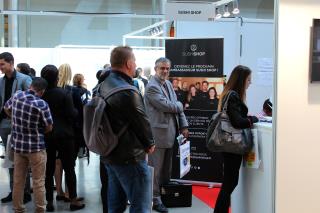 Les visiteurs sont venus au salon LHR Emploi pour déposer leur CV et échanger avec les recruteurs.