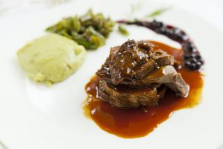 Pour les gibiers en sauce, privilégier des vins les plus riches en tanins.