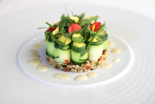Taboulé de sarrasin aux légumes croquants, bouillon d'artichauts rafraichi aux citrons, rouelles de...