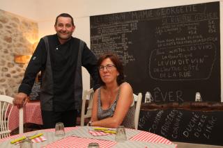 Ardoise au mur, nappage, verrerie : Franck et Roselyne Subileau ont donné une personnalité propre à...