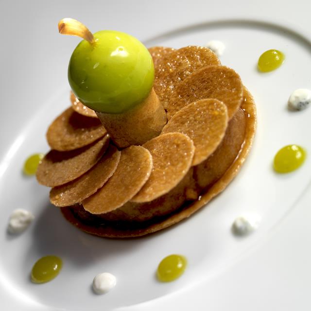 La « Tarte Tatin », pommes cuites au four, sorbet Granny-Smith, crème acidulée : dessert proposé à la carte du restaurant une étoile Michelin « Les Ambassadeurs ».