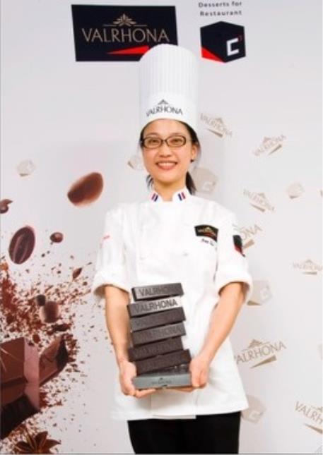 En janvier 2012, Iris Lau, ex graphiste à Hong Kong et aujourd'hui chef de partie junior au George V, a remporté la finale du trophée C3 Valrhona à Madrid.