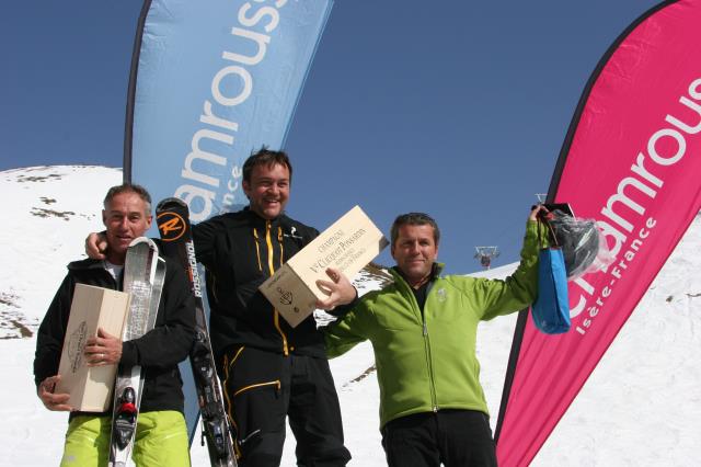 De gauche à droite, sur le podium, Pierre Carrier, 2e, Emmanuel Renaut, 1er et Edouard Loubet,3e