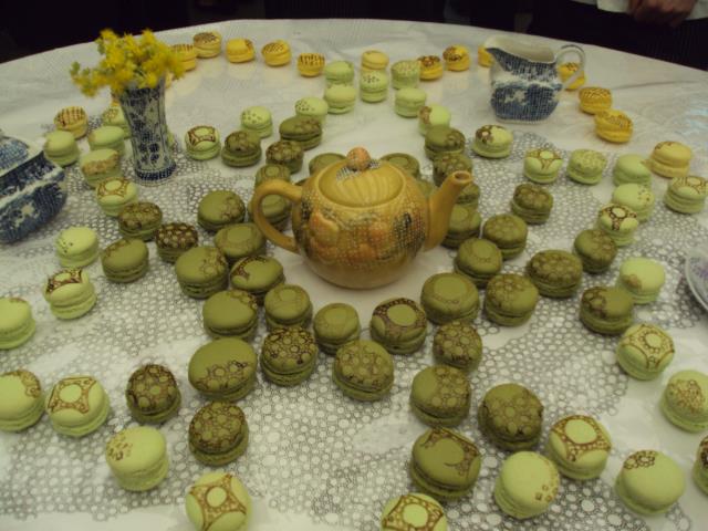 Une dentelles de Macarons, cette dentelle envahit la table et semble dévorer l'ensemble des macarons.