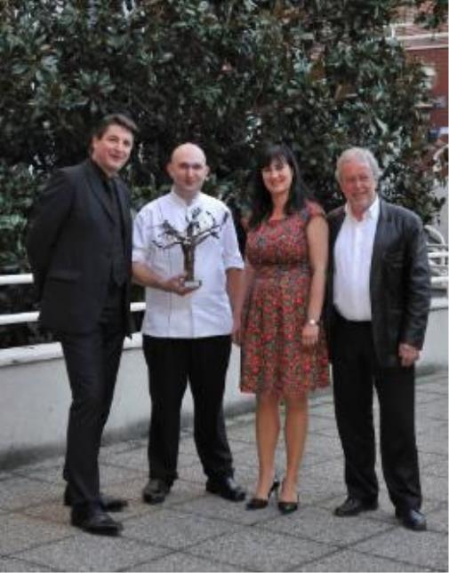 Gérard Margeon, chef sommelier du groupe Alain Ducasse, et président du jury (à gche) et le lauréat Jérôme Salmagne.