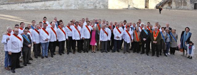 Les Disciples devant le Palais des Papes où se déroulait le dîner de gala.