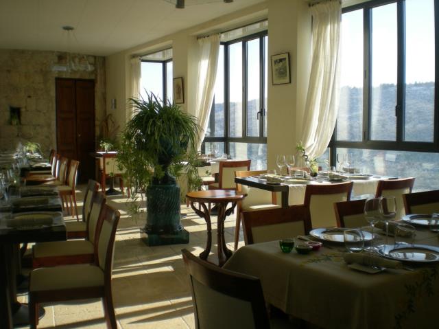 Tables et chaises de la salle et de la terrasse en verrière ont été spécilament dessinées et fabriquées pour l'établissement.