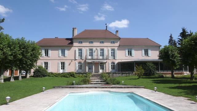 Le Château du Mont-Joly est niché au coeur de Sampans. Ici, Romuald exerce cinq fonctions : « chef de cuisine, chef du personnel, de la communication, du management et… chef de famille ! ».