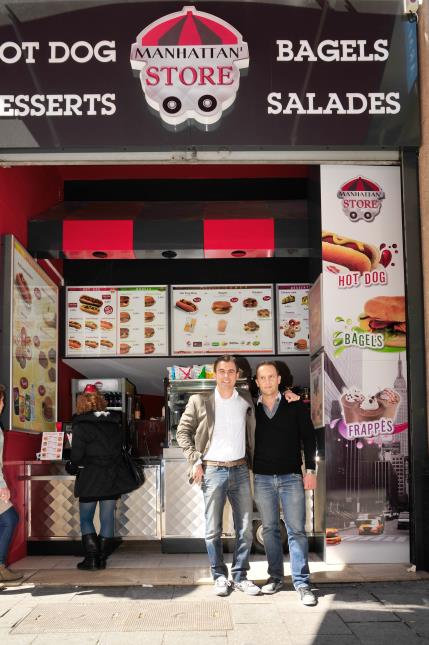 De gauche à droite, Serge Padovino et Laurent Spinazzola, devant leur dernière ancienne, dans la très prisée rue Saint Féréol à Marseille.