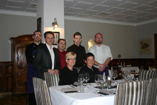 De gauche à droite : Jean-Pierre Minery, Thierry Bernard propriétaire, Pascal Jouve pâtissier, Julien Cordier commis, Christophe Goutte second, Dominique Bernard propriétaire et Valentin stagiaire.