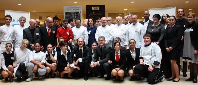 L'ensemble des membres du jury, des candidats, avec Bruno Treffel, président de l'ANPCR, le parrain Denis Courtiade, directeur de restaurant au Plaza Athénée, et présidents du jury Stéphanie et Johan Leclerre, MOF - La Suite à La Rochelle (17).