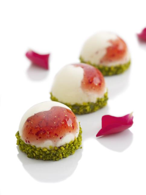 Dôme fromage blanc-framboise-pistache : dessert proposé à la carte du Jardin d'Hiver.