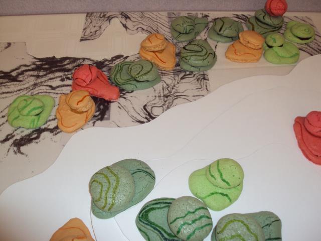 Paysage en bouche, tandis que les motifs des macarons prolongent la topographie, leurs couleurs viennent rompre un univers graphique.