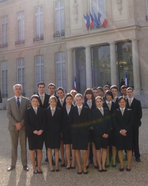 Les élèves devant le Palais de l'Elysée.