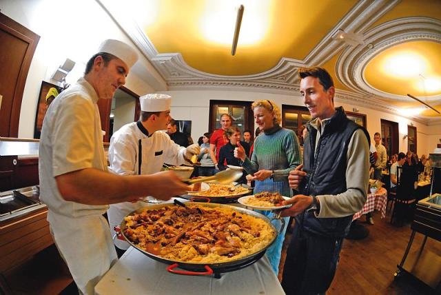 A l'UCPA, la cuisine de type collective joue aussi sur des thématiques et des mises en scène