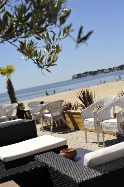 L'établissement bénéficie d'une belle terrasse sur la plage.