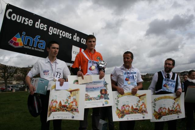 De gche à dte : 2e : Brian Graal, apprenti - (L'Auberge du Gicourt, Agnetz), 1er Nicolas Langeron, apprenti - (La Cour Pavée, Chantilly), 3e : Benoît Cheron, professionnel - (Ancien de l'INFA PICARDIE), et 4e : Louis Webert, professionnel - (Le Lutécia, P