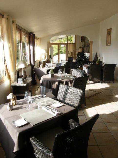 'Au fil du temps', salle luminuse et petite terrasse