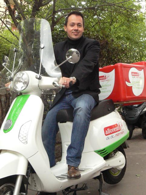 Sébastien Forest prête son e-scooter aux restaurants intéressés, partenaires du site Allo Resto