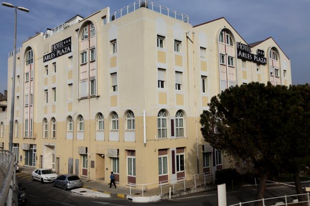 L'hôtel Arles Plaza offre 67 chambres rénovées, piscine couverte et quatre salles de réunion.