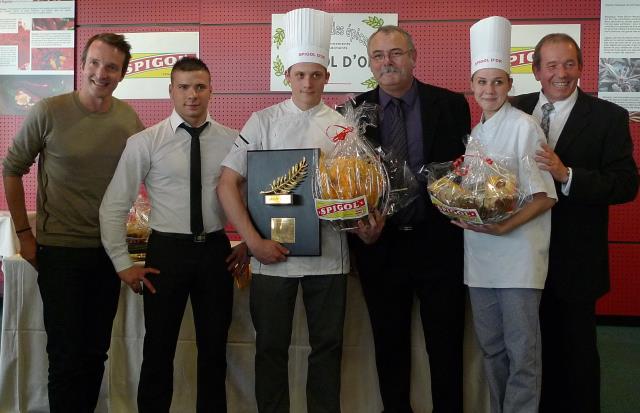 (de gauche à droite ) : Stéphane Rotenberg, Florian Lejeune (vainqueur 2011), Maxime Lourdelle (vainqueur 2012), M. Lourdin (professeur de cuisine) Emilie (commise) et Jacques Dal Pra (directeur commercial Centrale des épices.
