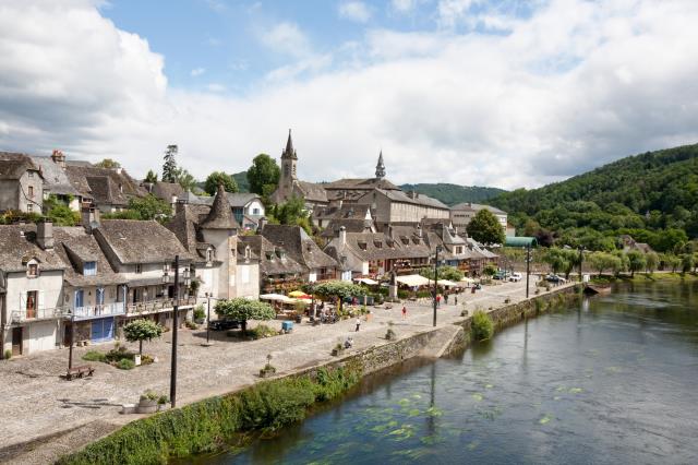 Le village d'Argentat, en Corrèze, le long de la Dorogne.