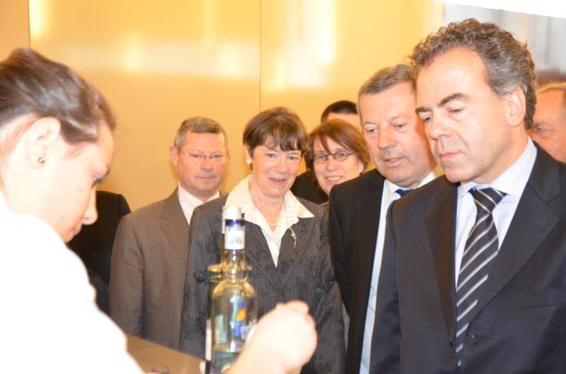 Lors de la visite du lycée (de g à d) : Laurent Caraux, Chantal Pannelier, proviseur du lycée, Catherine Augereau-Leloup (Groupe Flo) Roland Héguy et Luc Chatel très attentifs au travail d'une jeune élève en train de confectionner un cocktail.