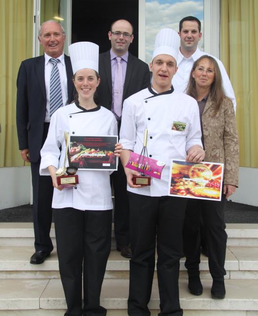 Héloïse Benoit, 1er prix légumes frais et Quentin Garnier, 1er prix dessert de fruits et lauréat du concours 2012, devant (de gauche à droite), Patrick Gerin, directeur du Min, Laurent Gras, président de l'Umih38, le chef Nicolas Bottero et Marie Destot, 