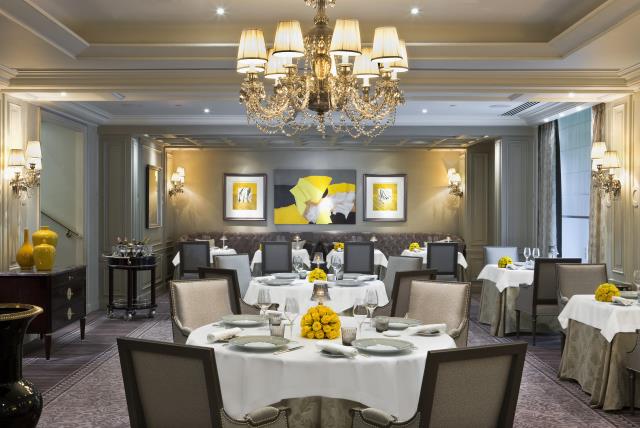 La salle à manger décoré par Pierre-Yves Rochon est un écrin pour la cuisine de Philippe Labbé