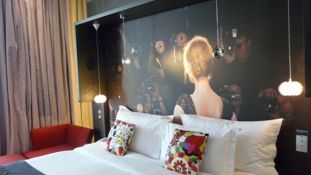 une chambre avec photo