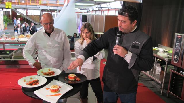 de d à g : Yves Larrouture, président de l'Umih Béarn,  Laetitia Gabérit, MOF 2007 fromager-affineur, Christian Marcoux, association des maîtres-restaurateurs Béarn-Soule, : Le jury face aux assiettes des deux finalistes :