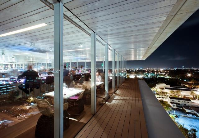 Une vue à couper le souffle depuis la salle du restaurant.