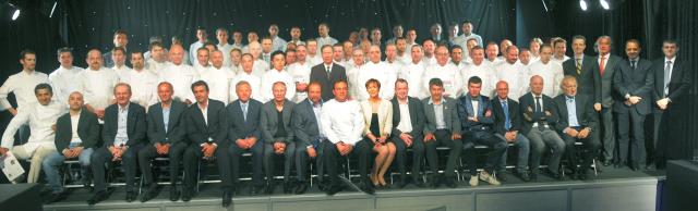 Autour de Michaël Ellis, directeur des guides Michelin, les nouveaux étoilés 2012 avec nos partenaires, et au premier plan, les 3 étoiles : Monco Riccardo (Italie), Jean-Georges Klein, Christian Le Squer, Yannick Alléno, Georges Blanc, Eric Frechon, Gille